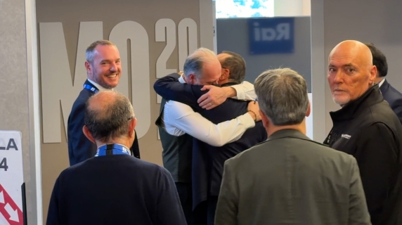 Carlo Conti e quell'abbraccio con i dirigenti Rai: «Sono un monumento? Al posto del cavallo...»