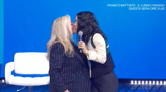 Il bacio tra Levante e Mara Venier a Domenica In