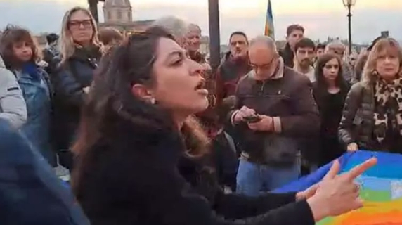 Firenze, l'iraniana Leila interrompe il corteo per la pace