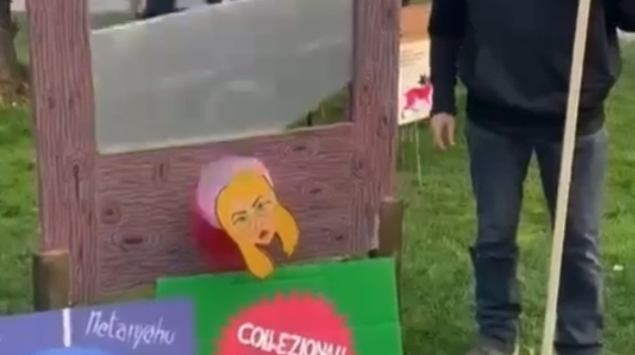 Il video della ghigliottina a Reggio Emilia: l'immagine di Giorgia Meloni viene decapitata