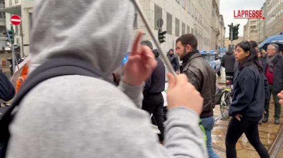 Tensione con un manifestante pro Pal durante il presidio degli iraniani sotto il consolato Usa a Milano
