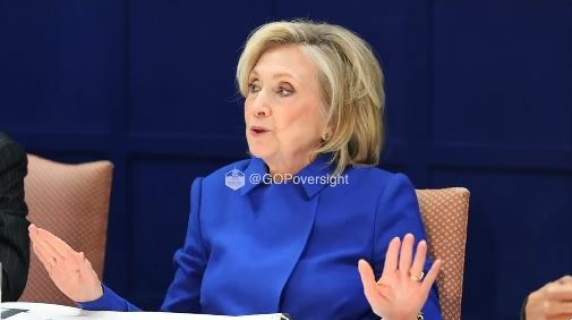 Hillary Clinton perde le staffe e se ne va: momento di tensione quando una deputata pubblica una sua foto mentre depone alla Camera