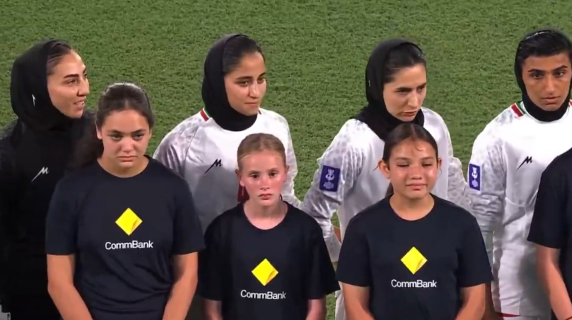 La nazionale femminile di calcio iraniana non canta l'inno nazionale: la protesta silenziosa durante la Coppa d'Asia