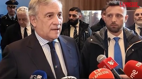 Iran, Tajani agli italiani bloccati all’estero: «Chi prenota il posto sul pullman poi ci vada»