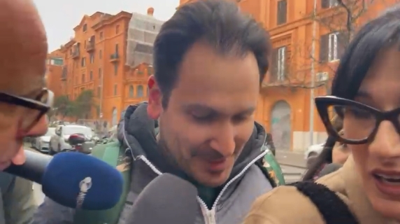 Garlasco, Sempio e l'assalto dei giornalisti: «È molto pesante essere al centro dell'attenzione mediatica»