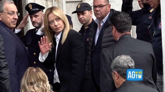 Funerali del piccolo Domenico, l'arrivo di Meloni in Duomo a Nola