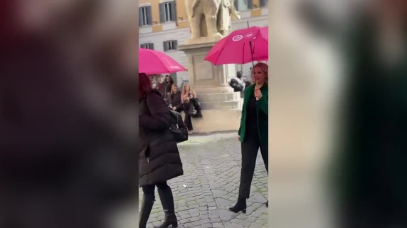 Piazza della Minerva, ombrelli rosa contro la violenza di genere