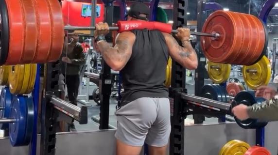 Atletica: Marcell Jacobs, ecco la serie di semi-squat con il bilanciere carico di pesi