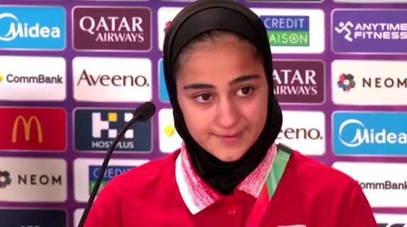 Occhi lucidi e voce rotta, la calciatrice iraniana trattiene le lacrime in sala stampa: «Siamo preoccupati per i nostri cari»