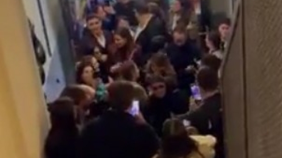 Sal Da Vinci esce da casa ed è festeggiato da amici e familiari