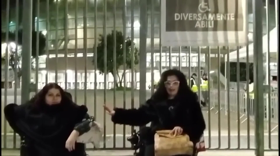 La denuncia di Graziella e Lucia: «Al concerto di Achille Lauro non ci hanno fatto entrare perché disabili»