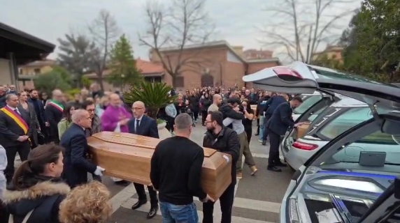 I funerali della famiglia Ardovini, il parroco: «Ingiustizia»