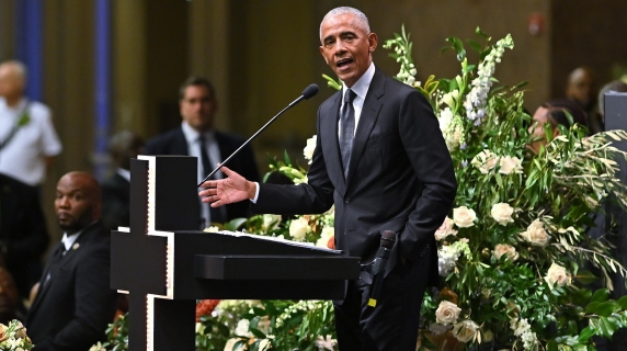 Usa, Obama contro Trump: «Ogni giorno un nuovo attacco alle nostre istituzioni democratiche»