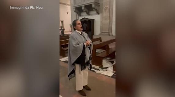 Noa, la cantante israeliana bloccata a Firenze canta in chiesa