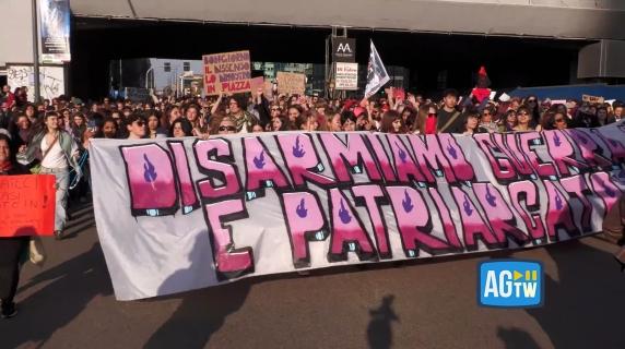 Milano, migliaia in corteo per l’8 marzo: «Disarmiamo guerra e patriarcato»