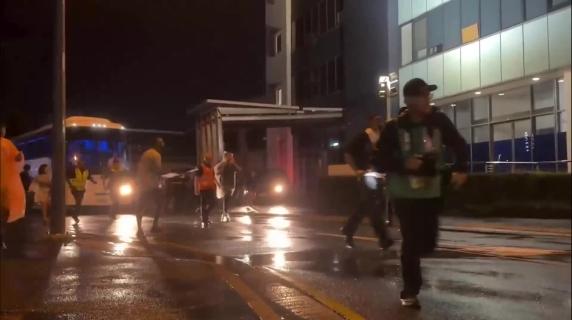 Manifestanti circondano il bus dell'Iran: «Salvate le calciatrici». Pressione su Canberra per proteggerle