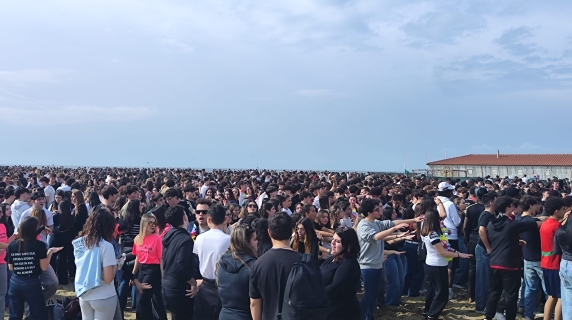 Viareggio, migliaia di studenti in spiaggia per i 100 giorni alla Maturità