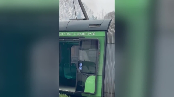 Le fiamme sul tram 27, i passeggeri: «Fumo, caldo, si sono spalancate le porte e ci siamo precipitati fuori»