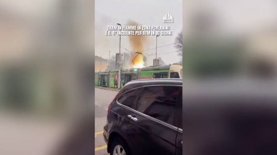 Fiamme sul tram 27 a Milano: le scintille e l'incendio
