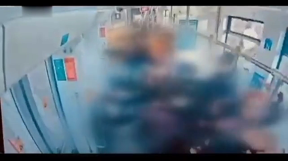 Le immagini riprese a bordo del tram 9 deragliato: va fortissimo e i passeggeri sono sballottati