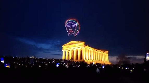 Lo spettacolo dei droni illumina il cielo sui templi di Agrigento