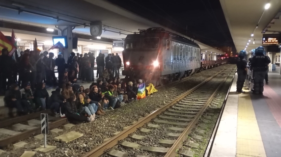 Decine di manifestanti per la pace bloccano la stazione di Pisa: treni fermi per ore, caos e disagi