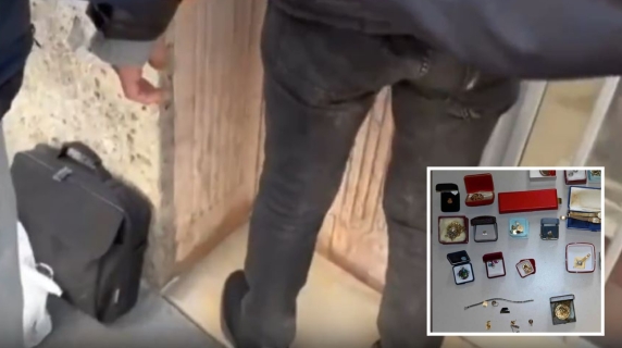 Milano, il momento in cui la polizia arresta il truffatore che ha portato via a un'anziana i ricordi di una vita