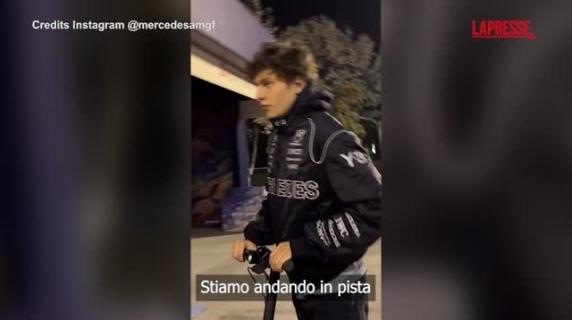 Kimi Antonelli in monopattino sulla pista di Shanghai: il video della ricognizione di notte