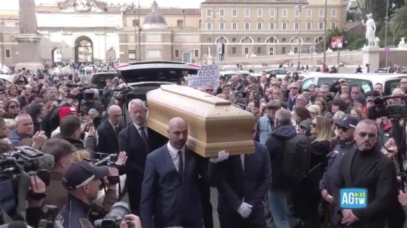L'ingresso del feretro di Enrica Bonaccorti in chiesa sulle note de 