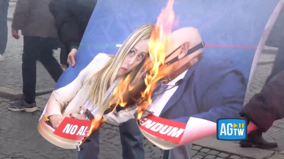 Al corteo di Roma bruciate le immagini di Meloni e Nordio