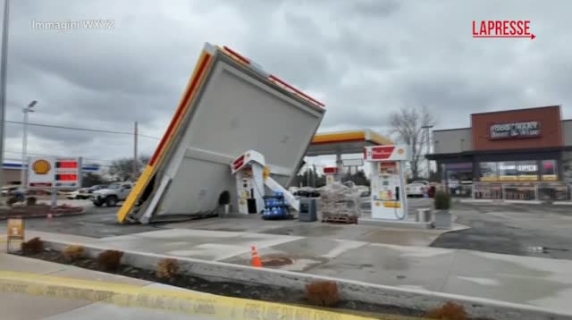 Malptempo a Detroit, le raffiche di vento hanno divelto il tetto di una stazione di servizio