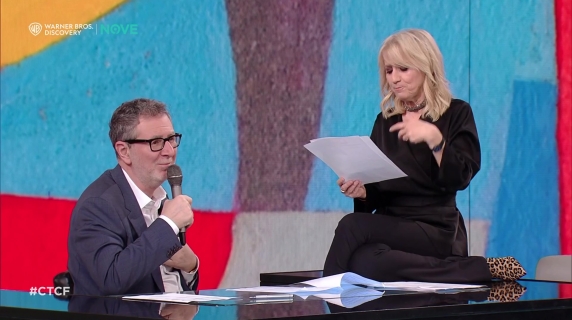 Le canzoncine sul referendum di Luciana Littizzetto: «Vengo anch'io, no tu no...»