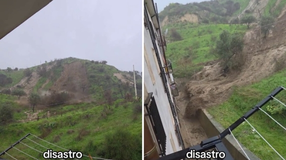 Crolla parete della collina a Crosia: il video del momento in cui a terra scivola giù e invade scantinati e piani terra