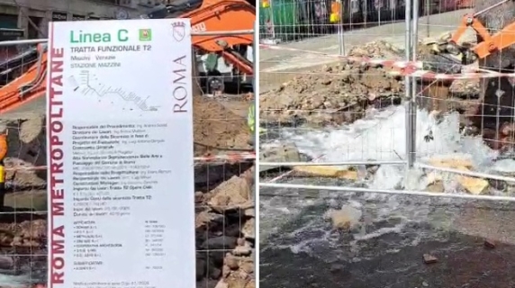 Roma, nel cantiere della metro C in viale Mazzini spunta un «geyser»: il getto d'acqua si trasforma in un fiume