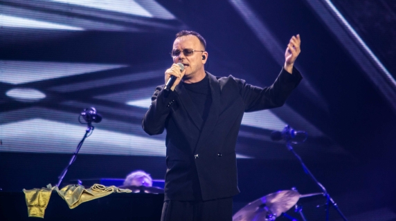 Gigi D'Alessio, il live sold out al Palazzo dello Sport. A sorpresa Maria De Filippi annuncia la sua partecipazione da giudice ad «Amici»