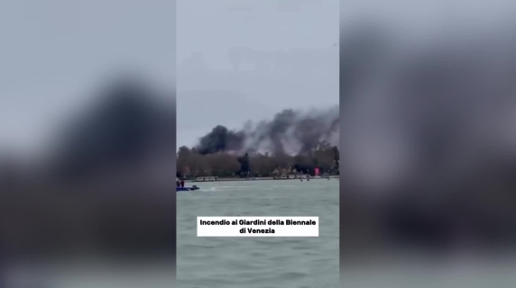 Venezia, scoppia incendio alla Biennale: colonna di fumo sulla Laguna