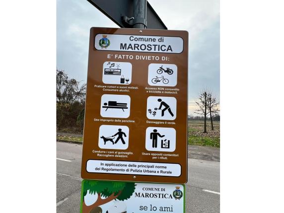 «Vietato condurre cani al guinzaglio e usare contenitori per i rifiuti»: il cartello di Marostica e altri comici errori nelle insegne delle città