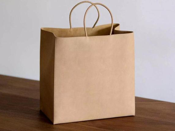 
                                    
                                L'ultima borsa di Bottega Veneta sembra un sacchetto della spesa di cartone: come è fatta e quanto costa