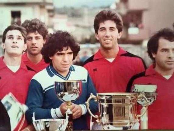 Maradona, quell'unica volta che giocò con la maglia numero 5 e segnò un gol senza lo scarpino