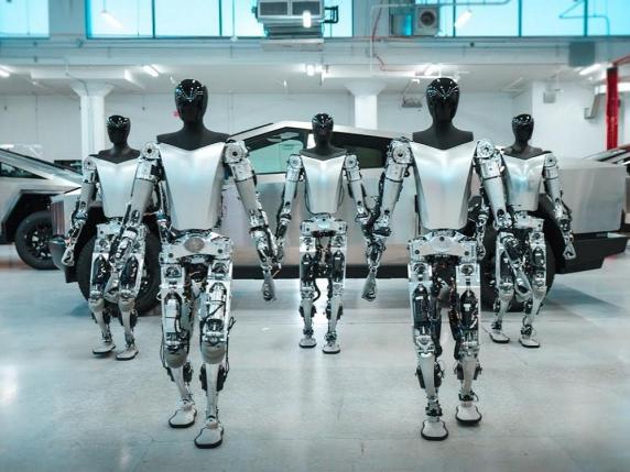 Il robot di Tesla si evolve: più simile a un umano, ora è stabile e maneggia bene gli oggetti