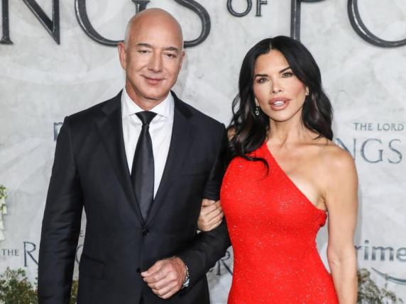 Bezos pronto alle seconde nozze: il fidanzamento ufficiale con Lauren Sanchez