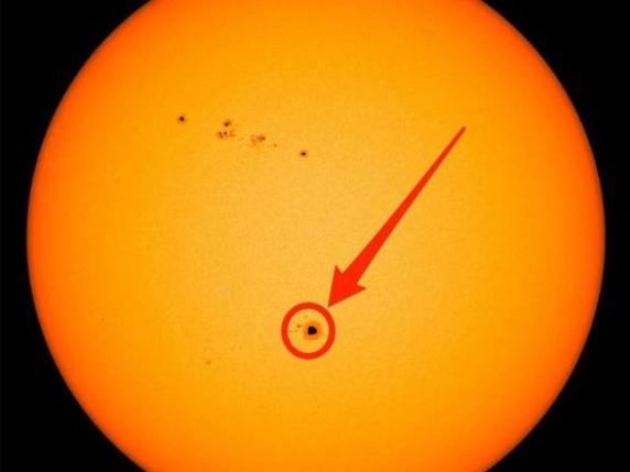 Sul Sole una macchia gigante: è grande quattro volte la Terra e si può vederla senza telescopio