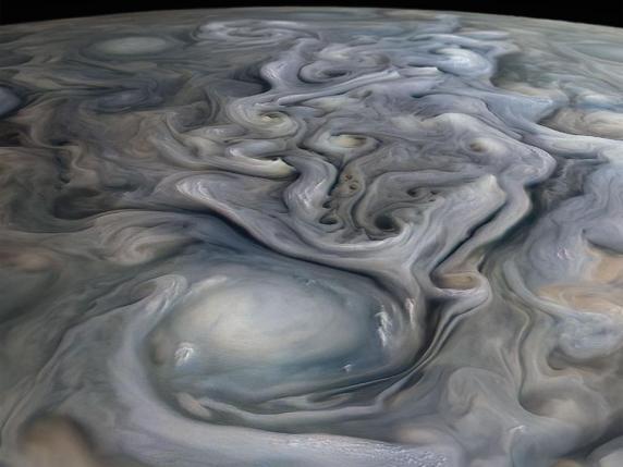 Nasa, una nuova foto mostra le nubi di una tempesta sopra al pianeta Giove