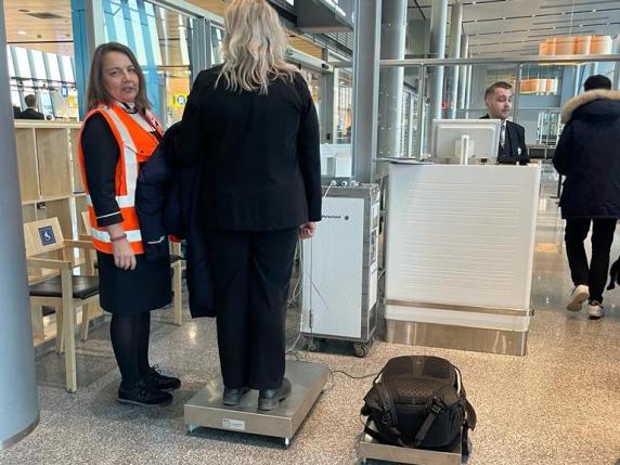 Perché la compagnia aerea Finnair pesa i passeggeri prima del volo?