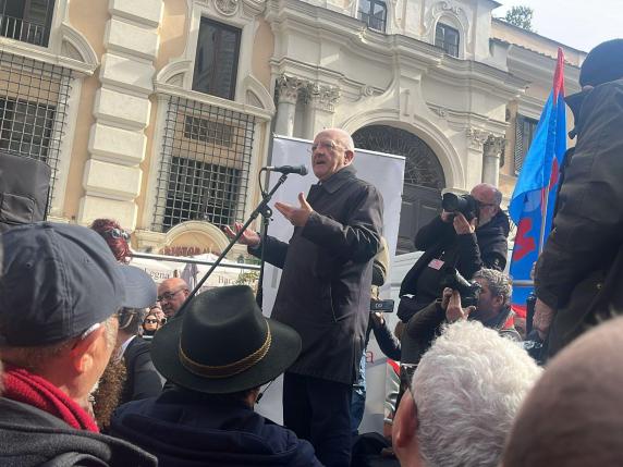 Roma, De Luca e i sindaci in piazza contro l'Autonomia: «Meloni ha dimostrato disprezzo per il Sud»