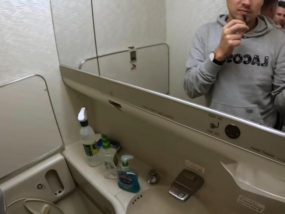 Josh, il blogger che recensisce (e fa arrabbiare) le compagnie: «Controllo anche i bagni degli aerei»