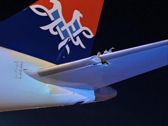 L’aereo di Air Serbia sbatte al decollo contro le luci della pista, l’ipotesi dell’errore dei piloti
