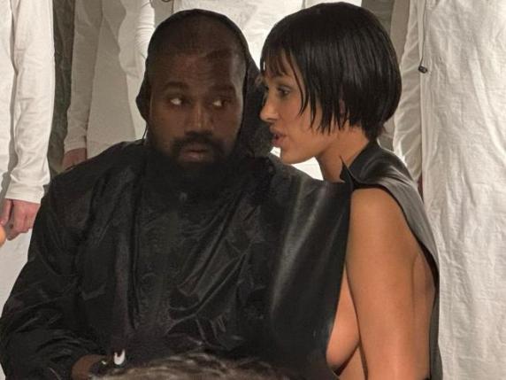 Kanye West e Bianca Censori verso il divorzio. «Lui vuole andare a vivere a Tokyo».