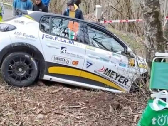 Alessandro, assiste al rally e viene colpito da una ruota volante: muore dieci giorni dopo