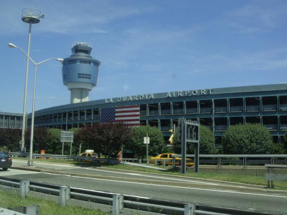 New York, l’aereo finisce fuori traiettoria e rischia la collisione con la torre di controllo